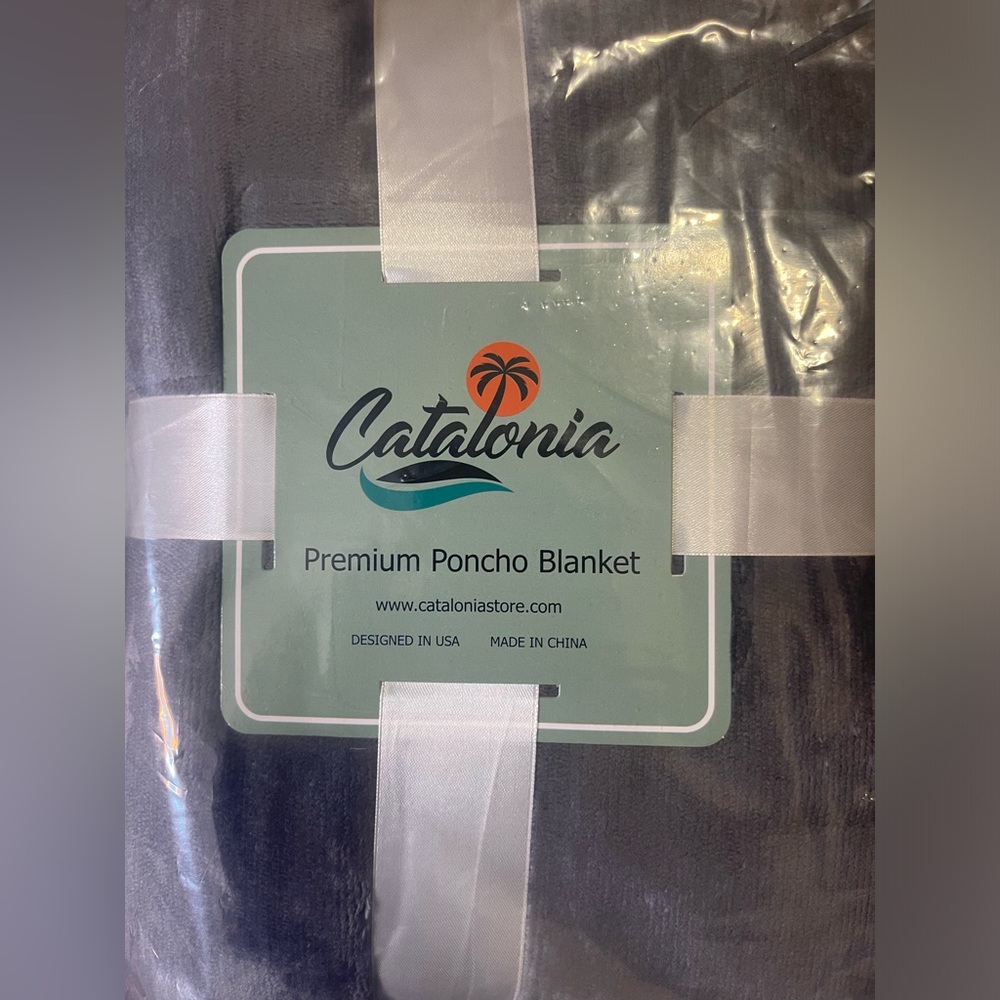 Catalonia Premium Poncho Blanket. New in package